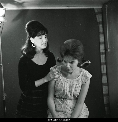 Arthur Laurents, Leonard Bernstein "West Side´i lugu". Anita - Maria Mihhailova, Maria - Liina Orlova (kombineeritud võtted ateljees kombineeritud kostüümides).  duplicate photo