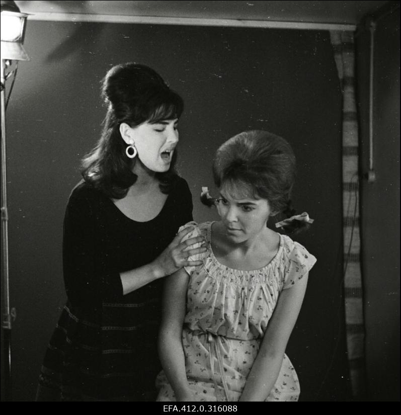 Arthur Laurents, Leonard Bernstein "West Side´i lugu". Anita - Maria Mihhailova, Maria - Liina Orlova (kombineeritud võtted ateljees kombineeritud kostüümides).