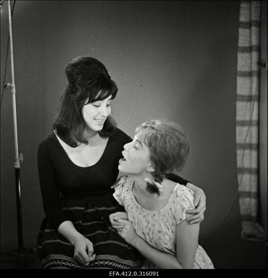 Arthur Laurents, Leonard Bernstein "West Side´i lugu". Anita - Maria Mihhailova, Maria - Liina Orlova (kombineeritud võtted ateljees kombineeritud kostüümides).  duplicate photo
