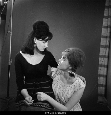 Arthur Laurents, Leonard Bernstein "West Side´i lugu". Anita - Maria Mihhailova, Maria - Liina Orlova (kombineeritud võtted ateljees kombineeritud kostüümides).  duplicate photo
