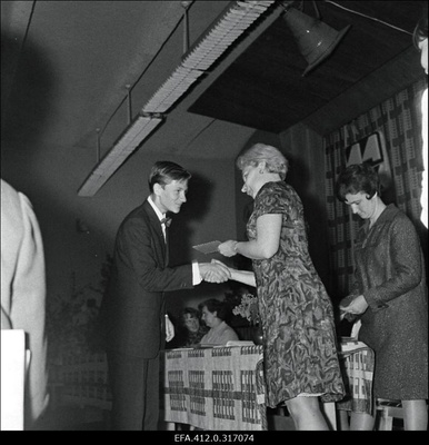 Kersti Kleini VIII klassi lõpetamine.  similar photo