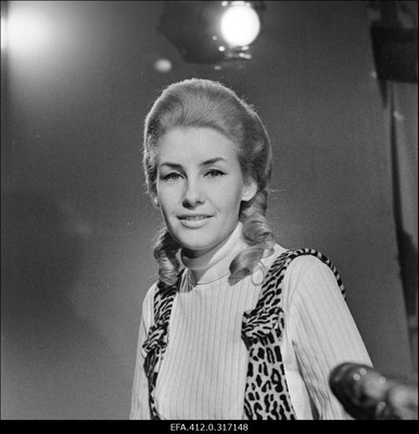 Eesti TV teadustaja Alice Ader-Taimre.  similar photo