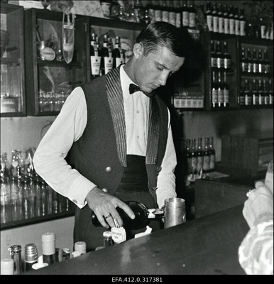 "Mündi" baaris. Baarimees Dmitri Demjanov.  similar photo