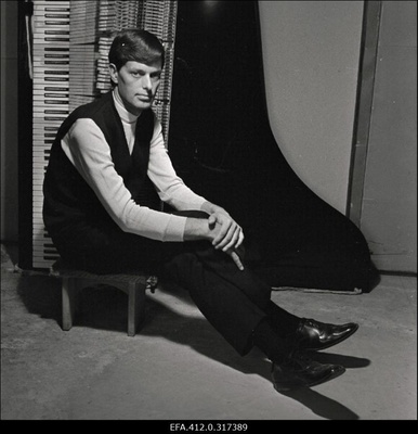 Arbo Valdma Klaverivabrikus.  similar photo