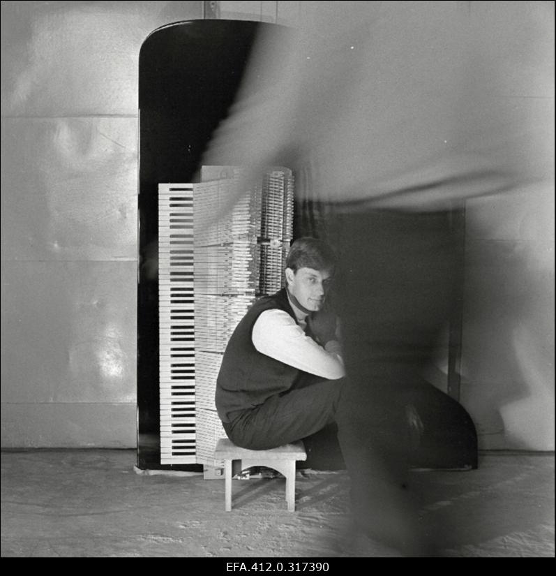 Arbo Valdma Klaverivabrikus.