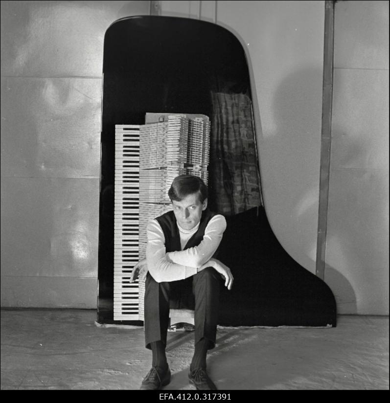 Arbo Valdma Klaverivabrikus.