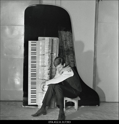 Arbo Valdma Klaverivabrikus.  similar photo