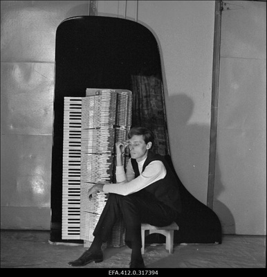 Arbo Valdma Klaverivabrikus.  similar photo