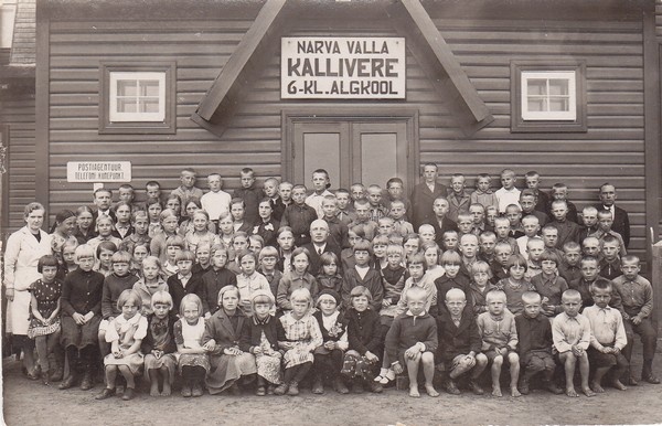 narva valla Kallivere 6. kl. algkooli õpilased koolimaja ees