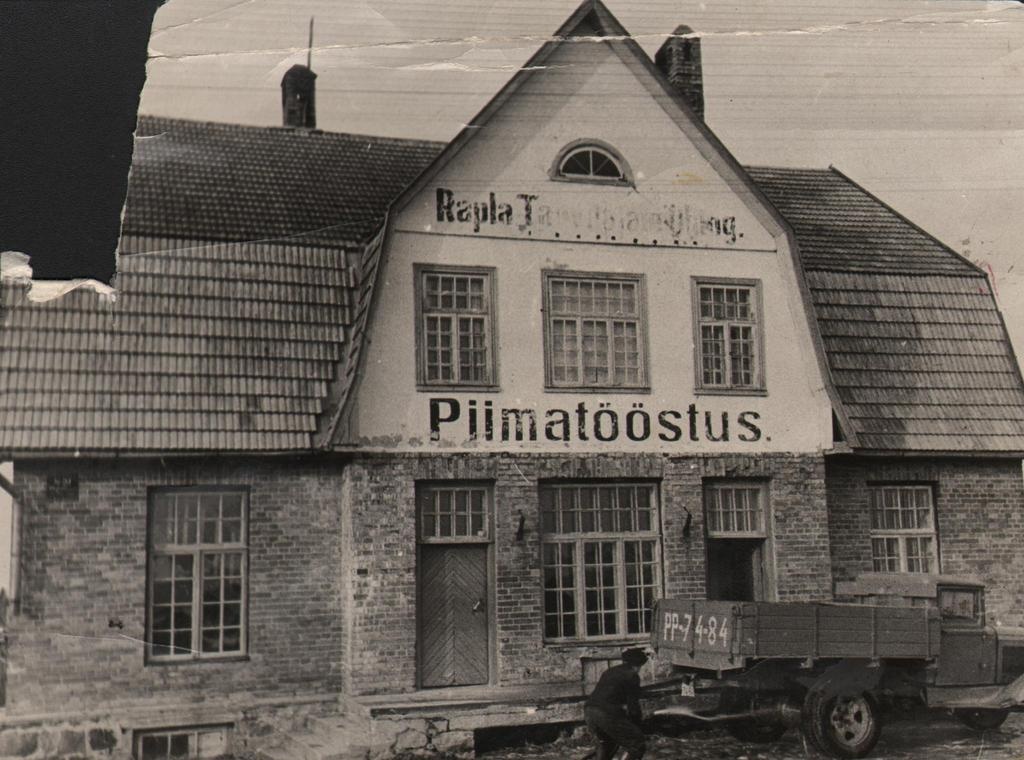 Rapla Tarbijate Ühingu piimatööstuse hoone Raplas, ees veoauto mehega