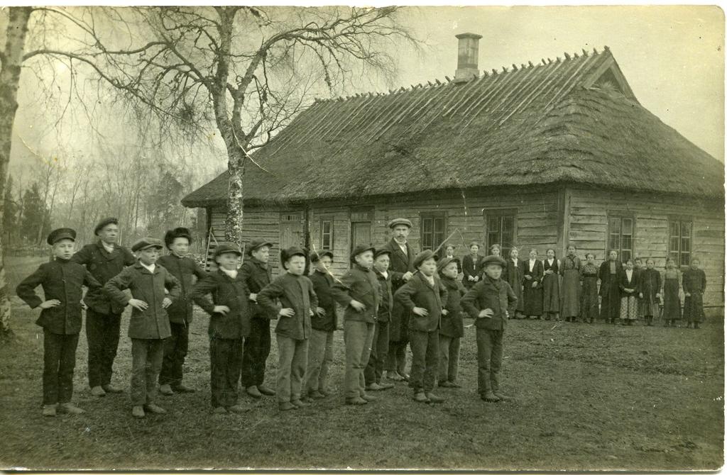 Saaremaa, poiste kehalise kasvatuse tund külakooli õuel