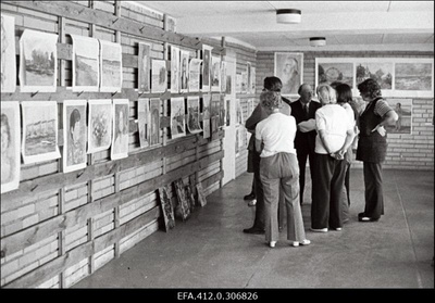 Fotomeeste ja isetegevuslike kunstnike suvelaagris Pärnu rannas teenindusblokis. E. Kärmas, A. Kimber, Leo Männik.  similar photo