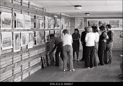 Fotomeeste ja isetegevuslike kunstnike suvelaagris Pärnu rannas teenindusblokis. E. Kärmas, A. Kimber, Leo Männik.  similar photo