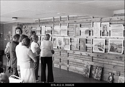 Fotomeeste ja isetegevuslike kunstnike suvelaagris Pärnu rannas teenindusblokis. E. Kärmas, A. Kimber, Leo Männik.  similar photo