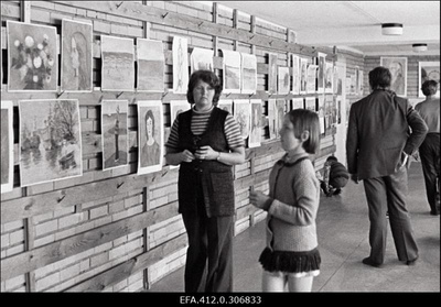 Fotomeeste ja isetegevuslike kunstnike suvelaagris Pärnu rannas teenindusblokis. E. Kärmas, A. Kimber, Leo Männik.  similar photo