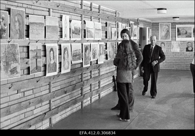 Fotomeeste ja isetegevuslike kunstnike suvelaagris Pärnu rannas teenindusblokis. E. Kärmas, A. Kimber, Leo Männik.  similar photo