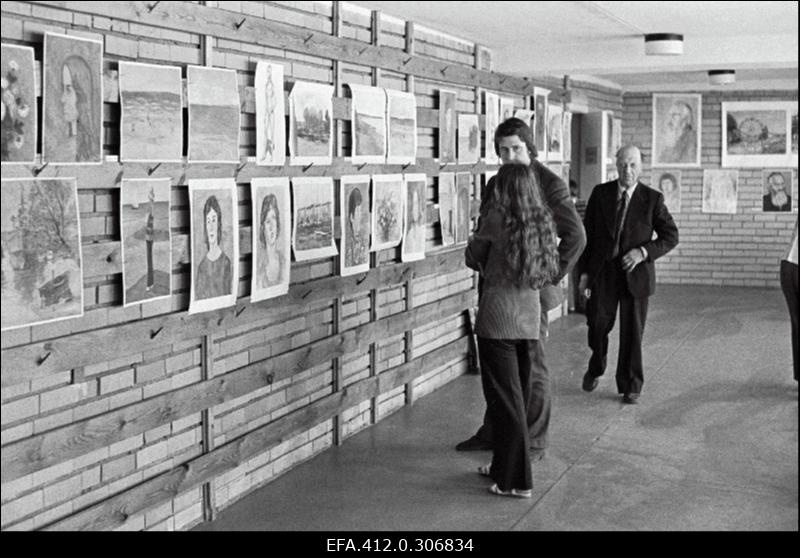 Fotomeeste ja isetegevuslike kunstnike suvelaagris Pärnu rannas teenindusblokis. E. Kärmas, A. Kimber, Leo Männik.