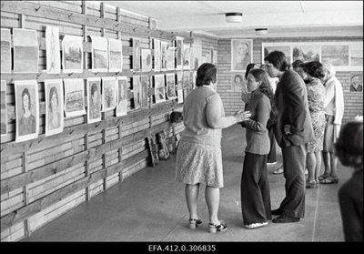 Fotomeeste ja isetegevuslike kunstnike suvelaagris Pärnu rannas teenindusblokis. E. Kärmas, A. Kimber, Leo Männik.  similar photo