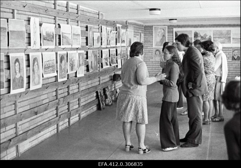 Fotomeeste ja isetegevuslike kunstnike suvelaagris Pärnu rannas teenindusblokis. E. Kärmas, A. Kimber, Leo Männik.