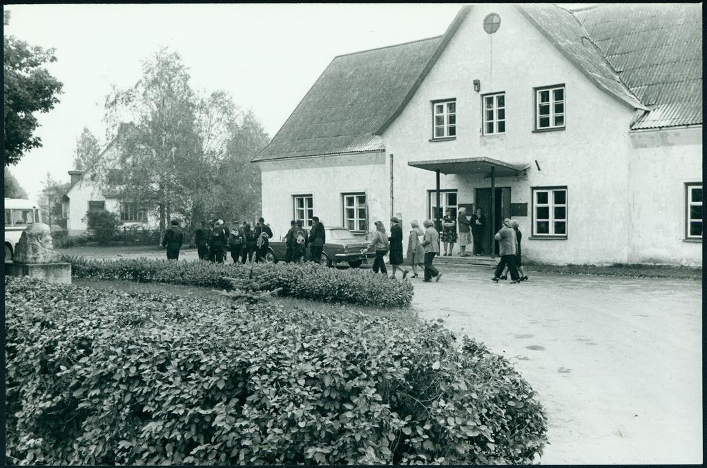 Korstnapühkijad ja kohtunikud võistluspaika siirdumas