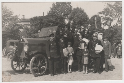 Tallinna VTÜ I jaoskonna liikmed tuletõrjeauto juures enne karbikorjanduse alustamist  duplicate photo