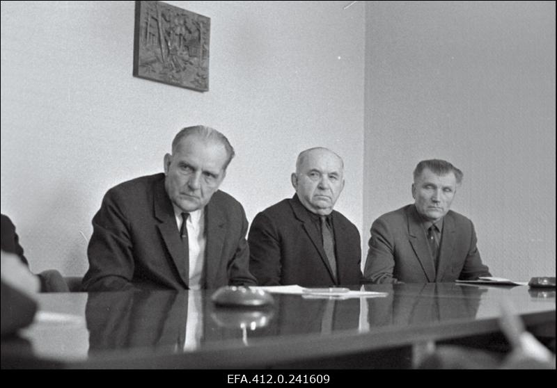 Vanad ametiühingutegelased Arnold Sommerling, Aleksander Resev, Leonhard Illison, Paul Neerot ajakirja "Kultuur ja Elu" toimetuses.