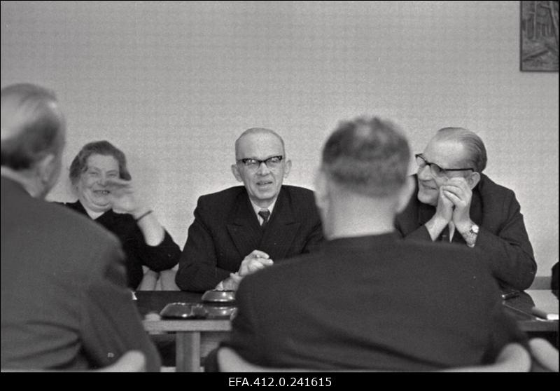 Vanad ametiühingutegelased Arnold Sommerling, Aleksander Resev, Leonhard Illison, Paul Neerot ajakirja "Kultuur ja Elu" toimetuses.