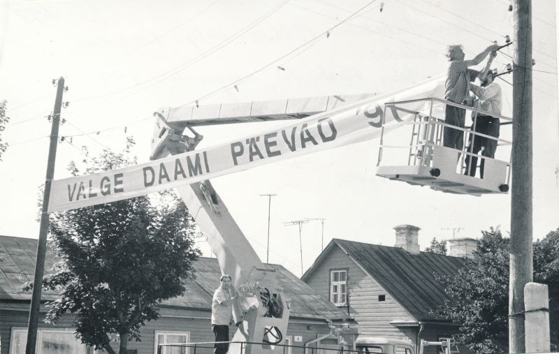 Foto. Valmistutakse 1991.a. Valge Daami päevadeks. Haapsalus, Posti tn dekoreerimine, aug. 1991.a.