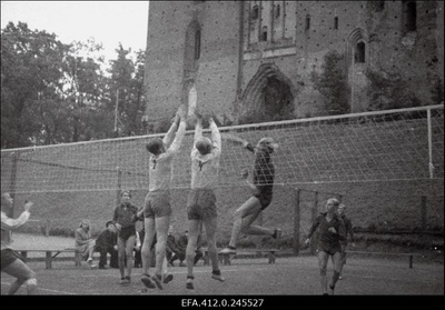 ENSV 1952. a I grupi esivõistlused võrkpallis ÜSK tenniseväljakul Toomel.  similar photo
