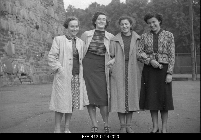 NSV Liidu 1953. a noorte tennise esivõistlusest osavõtjad.