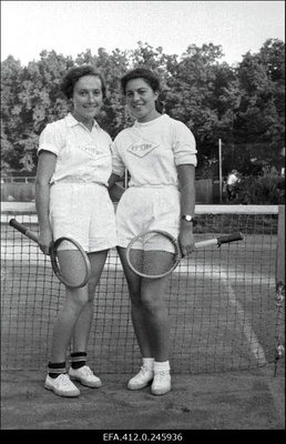 NSV Liidu 1953. a noorte tennise esivõistlusest osavõtjad.  similar photo