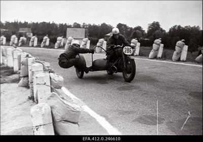 NSV Liidu meistrivõistlused ringrajasõidus. Pirita-Kose-Kloostrimetsa ringrajal võistlevad külgvankriga mootorrataste klassis motosportlased A. Lihhanov / A. Karasjov (Moskva CSK).  duplicate photo