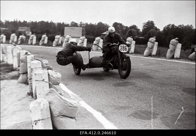 NSV Liidu meistrivõistlused ringrajasõidus. Pirita-Kose-Kloostrimetsa ringrajal võistlevad külgvankriga mootorrataste klassis motosportlased A. Lihhanov / A. Karasjov (Moskva CSK).
