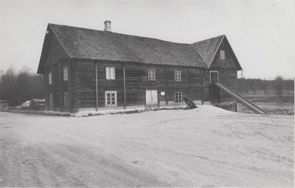 C. R. Jakobsoni Talumuuseumi hooned. Vaade veskile kagust.