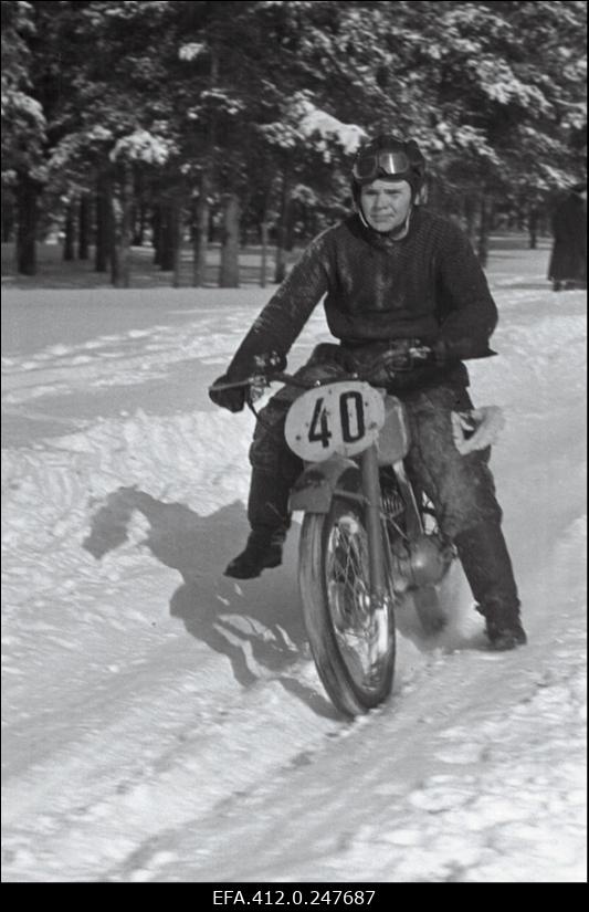 Vabariigi talimotokross Kloostrimetsas.