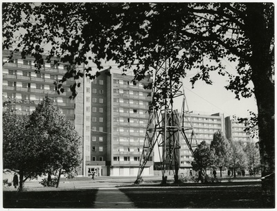 Tartu Ülikooli ühiselamud, vaade pargist, esiplaanil kõrgepingemast. Arhitektid Raul-Levroit Kivi, Helmi Sakkov  duplicate photo