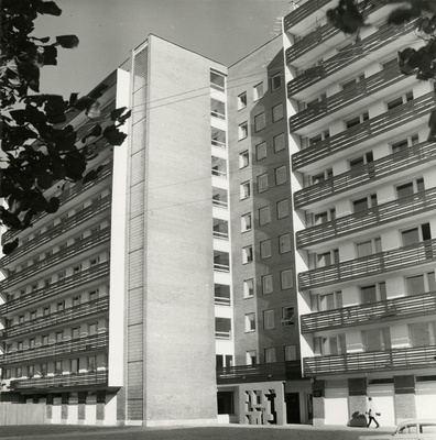 Tartu Ülikooli ühiselamu, vaade hoone peafassaadile alt üles. Arhitektid Raul-Levroit Kivi, Helmi Sakkov  duplicate photo