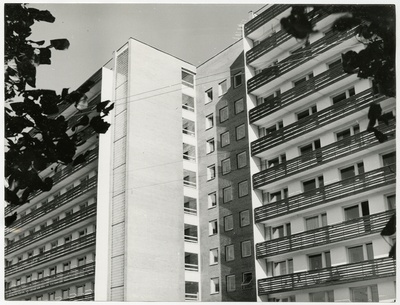 Tartu Ülikooli ühiselamu, vaade hoone peafassaadi kesk- ja ülaosale. Arhitektid Raul-Levroit Kivi, Helmi Sakkov  duplicate photo