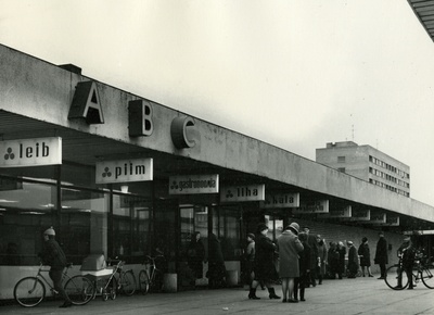 Mustamäe V mikrorajooni keskus kauplusega ABC-5, vaade poodide plokile. Arhitekt Peep Jänes  similar photo