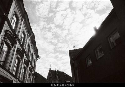 Võtted vanalinnast kiudpilvedega.  duplicate photo