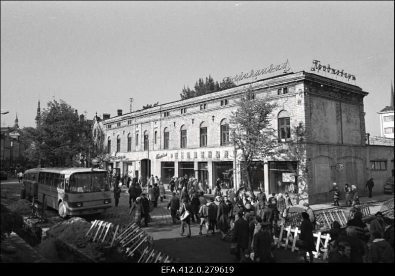 Tallinna tänavad. Tuttavad. võtteid sm Meierthalile.