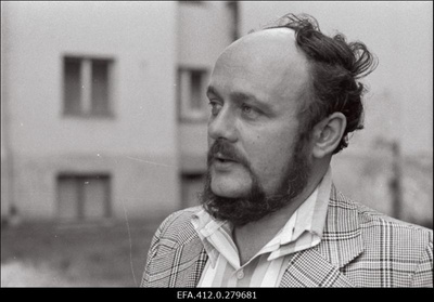 Olümpiaembleem hotelli "Kungla" katusel. Arvo Laurima sihverplaat.  similar photo