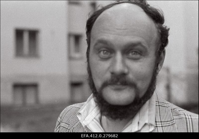 Olümpiaembleem hotelli "Kungla" katusel. Arvo Laurima sihverplaat.  similar photo
