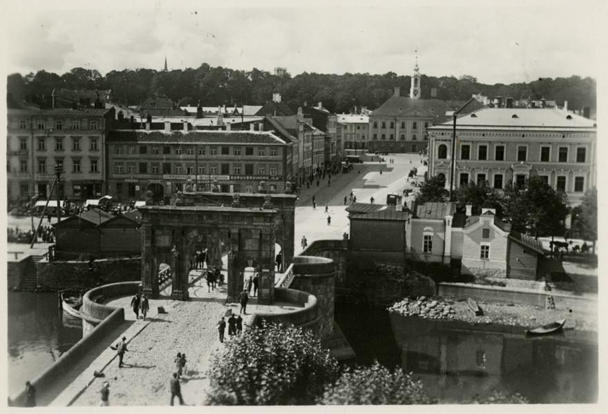 Kivisild Tartus, taustal Raekoja plats, vaade Bellevue hotellist