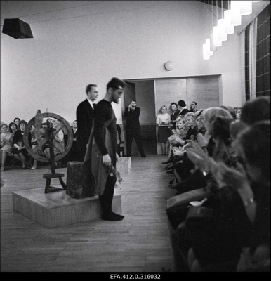 Teatrikunsti- ja Muusika Instituudi üliõpilaste lõpuetendus. B.Shaw "Tagasi Metusala juurde". Esimene lavastus nn.tubateatris Kirjanike Maja saalis. Lavastaja Voldemar Panso; I koosseis  similar photo