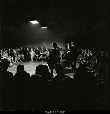 Teatrikunsti- ja Muusika Instituudi üliõpilaste lõpuetendus. B.Shaw "Tagasi Metusala juurde". Esimene lavastus nn.tubateatris Kirjanike Maja saalis. Lavastaja Voldemar Panso; I koosseis  similar photo