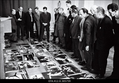 Fotokunstnik Abram Šterenberg tutvustamas oma loomingut ja АПН-i fotonäitust 1966.  duplicate photo