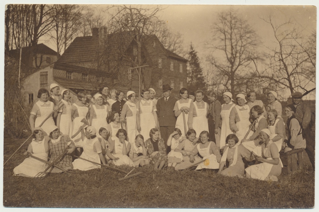 fotopostkaart, Abja Kodumajapidamiskooli õpilased aias u 1930
