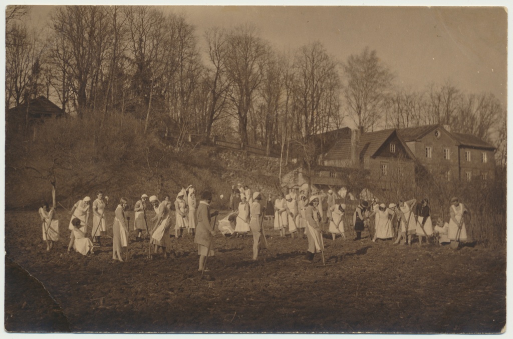 fotopostkaart, Abja Kodumajapidamiskooli õpilased aiatööl u 1930