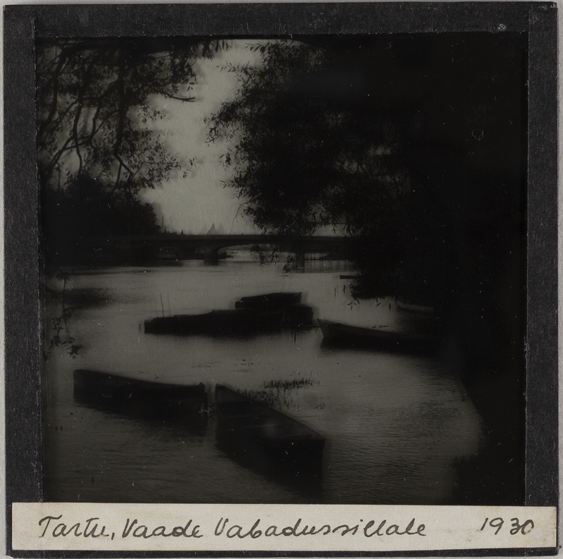 Tartu. Maastikuvaade: Emajõgi, Vabadussild ja paadid